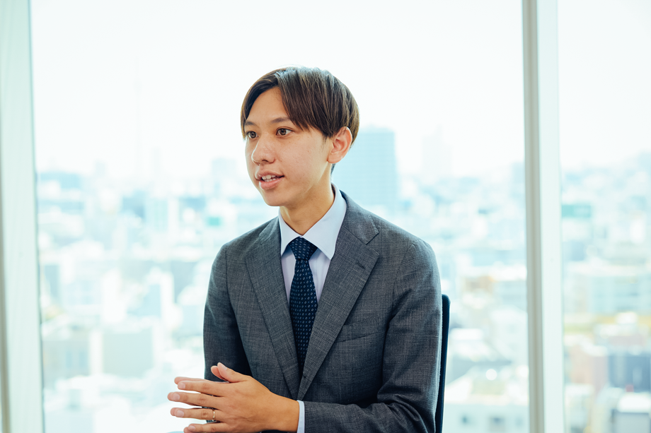 写真:インタビュー中の雰囲気