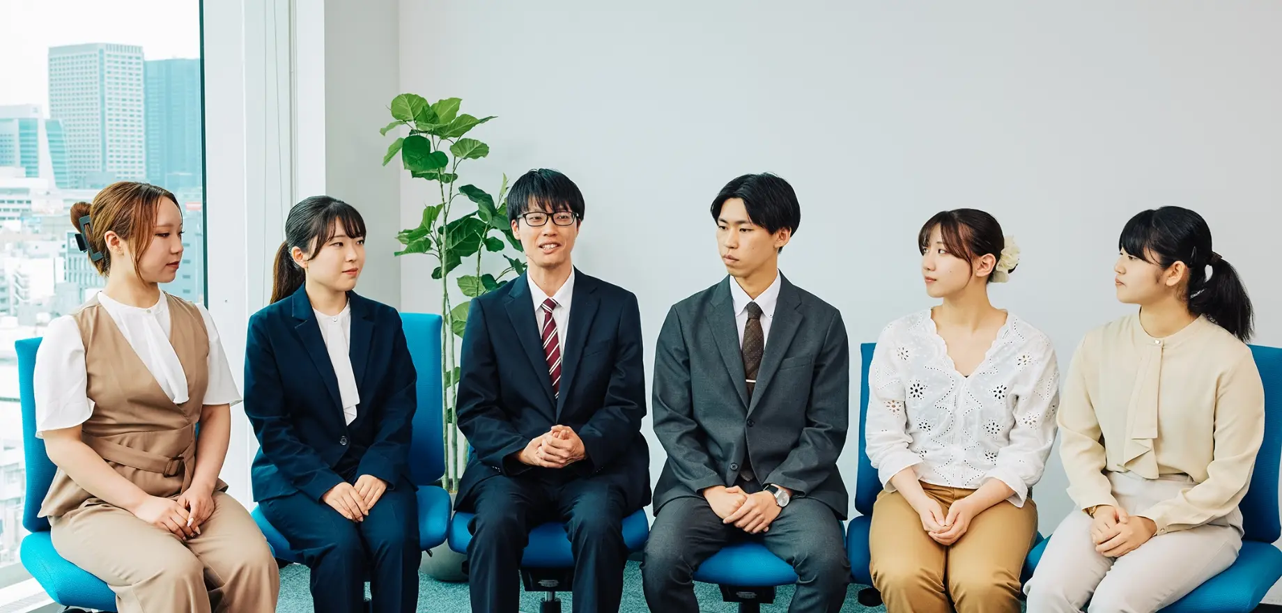 写真:アルフレッサ2年目社員6人が座談している様子