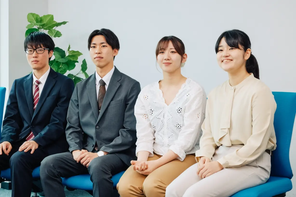 写真:薬剤師、医薬MS、本社事務、支店事務社員が座っている様子