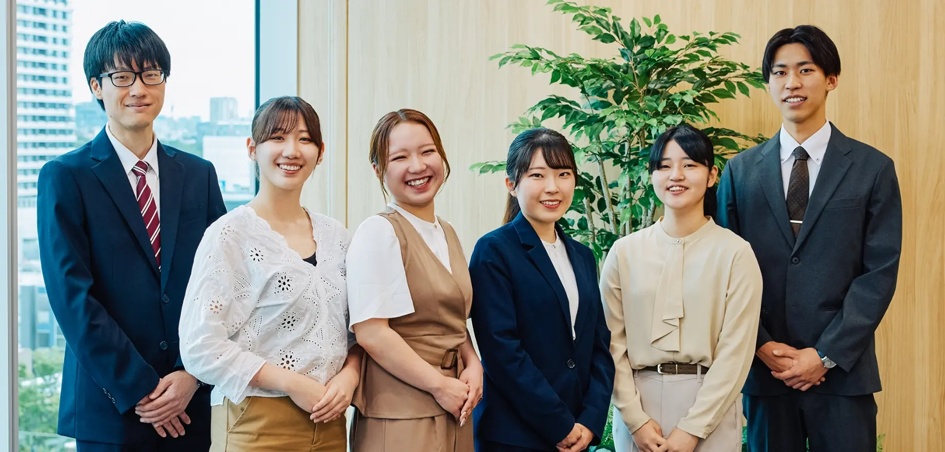 写真:アルフレッサ2年目社員6人が並んでいる様子
