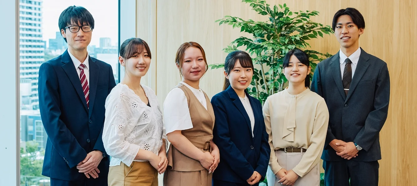 写真:アルフレッサ2年目社員6人が並んでいる様子