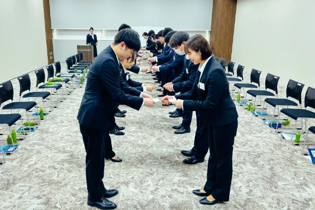 写真:新人研修名刺交換の様子