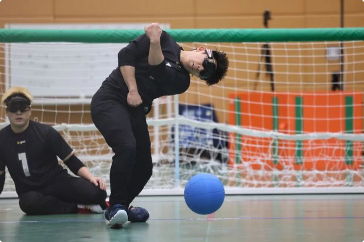 写真：ゴールボールのプレイ中