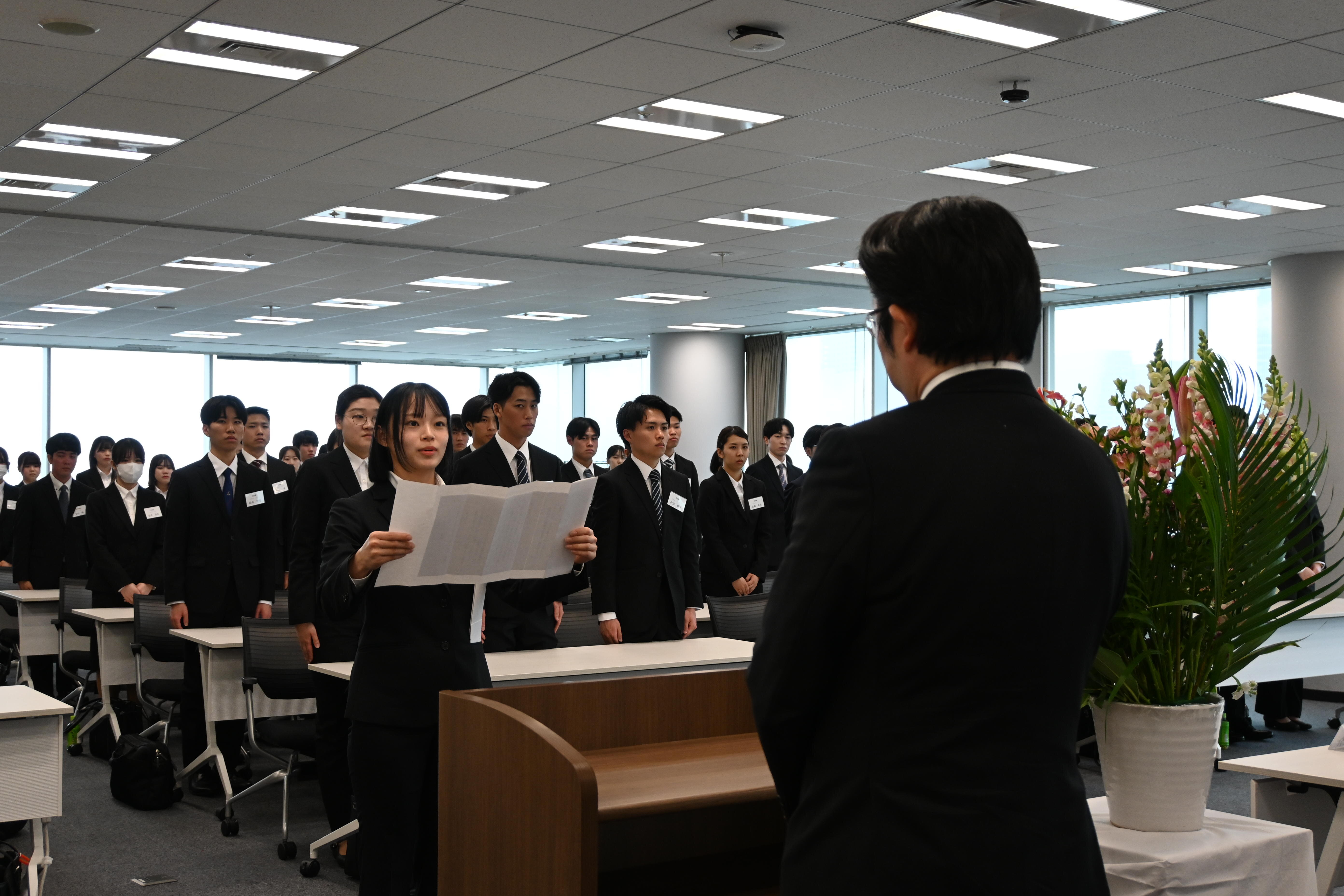 新入社員代表が答辞を述べている様子