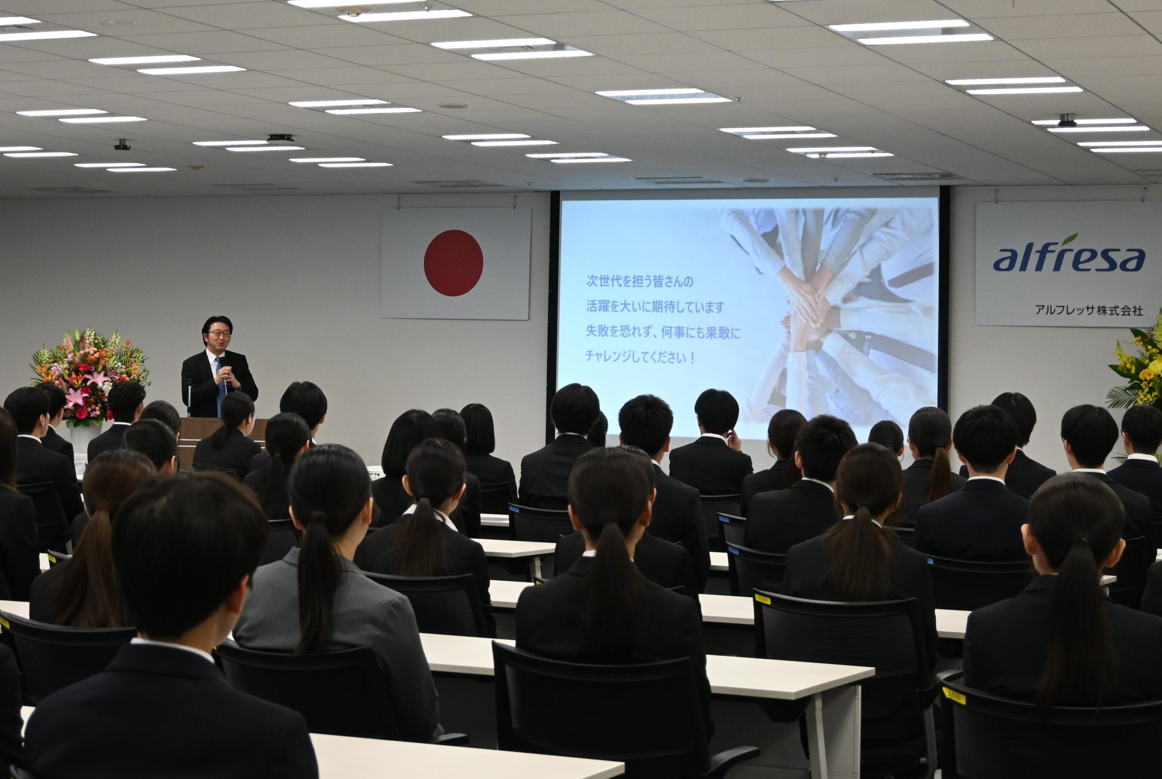 新入社員に向けて講演する社長の福神