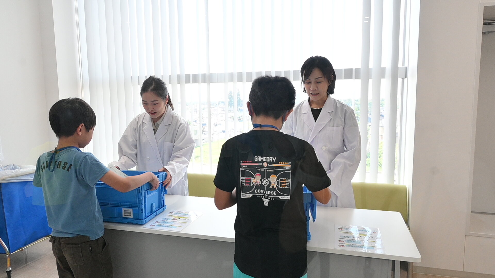 おしごと体験で薬を納品している様子