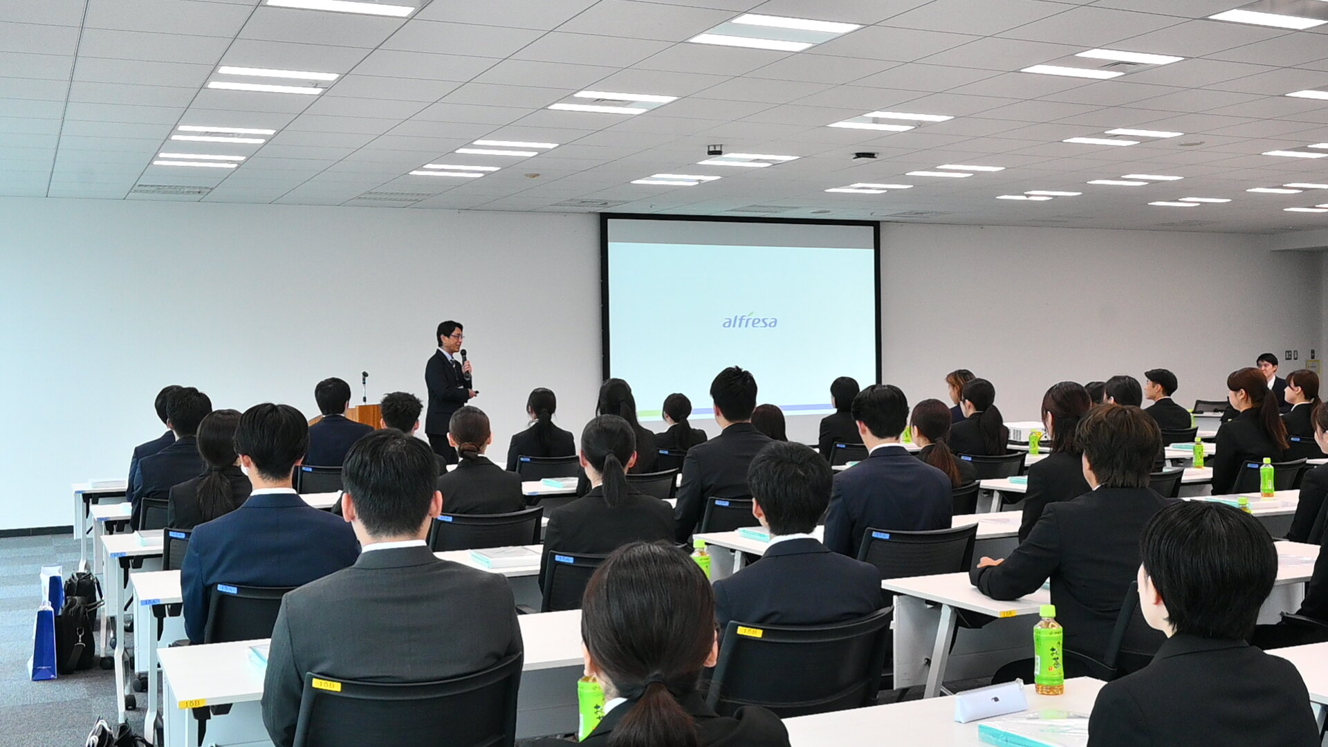 新入社員へメッセージを送る人事部長