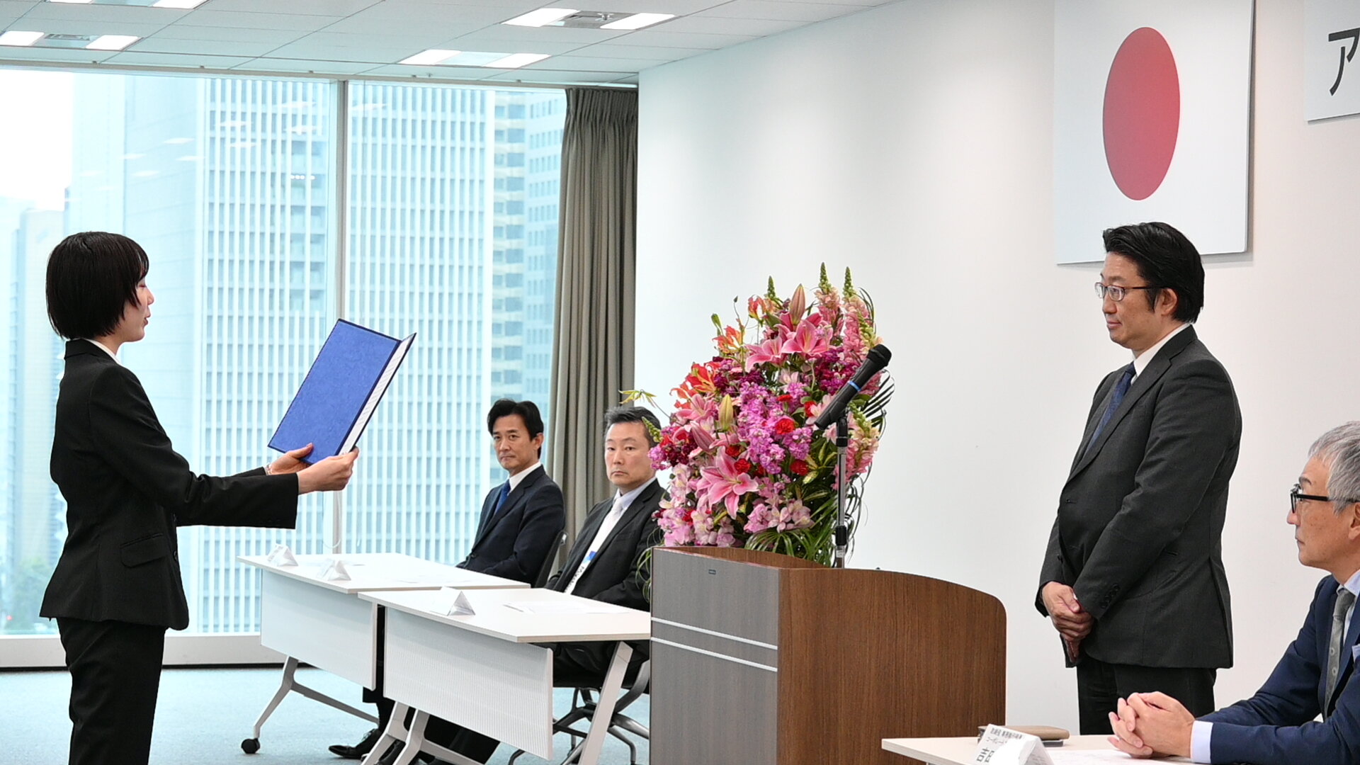 答辞を述べる新入社員