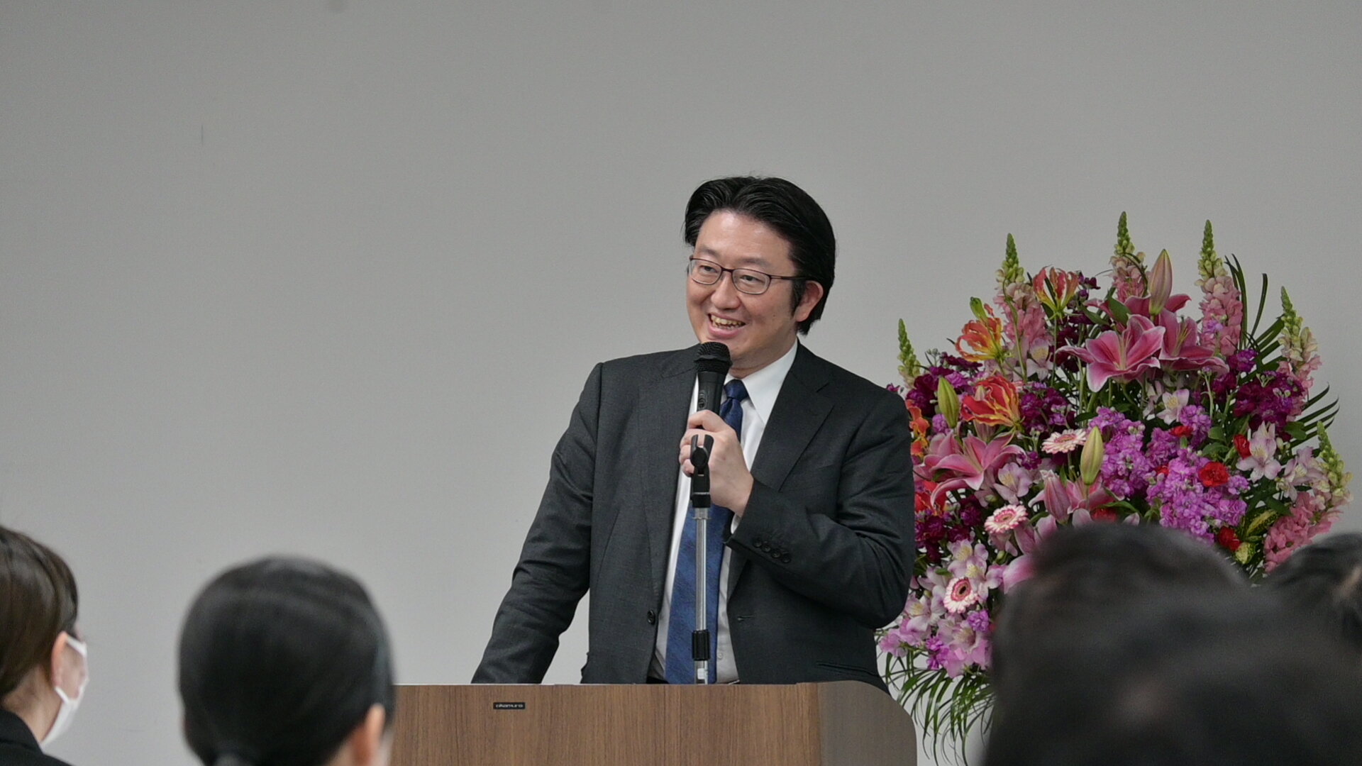 講演を行う社長の福神雄介