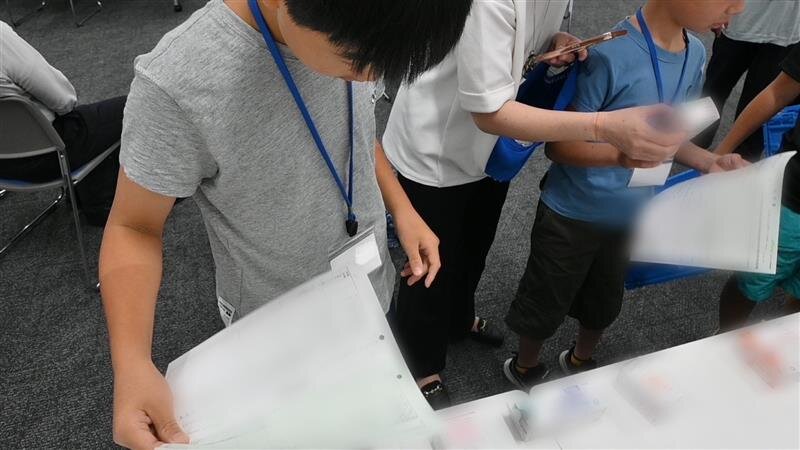 おしごと体験で薬をそろえる様子