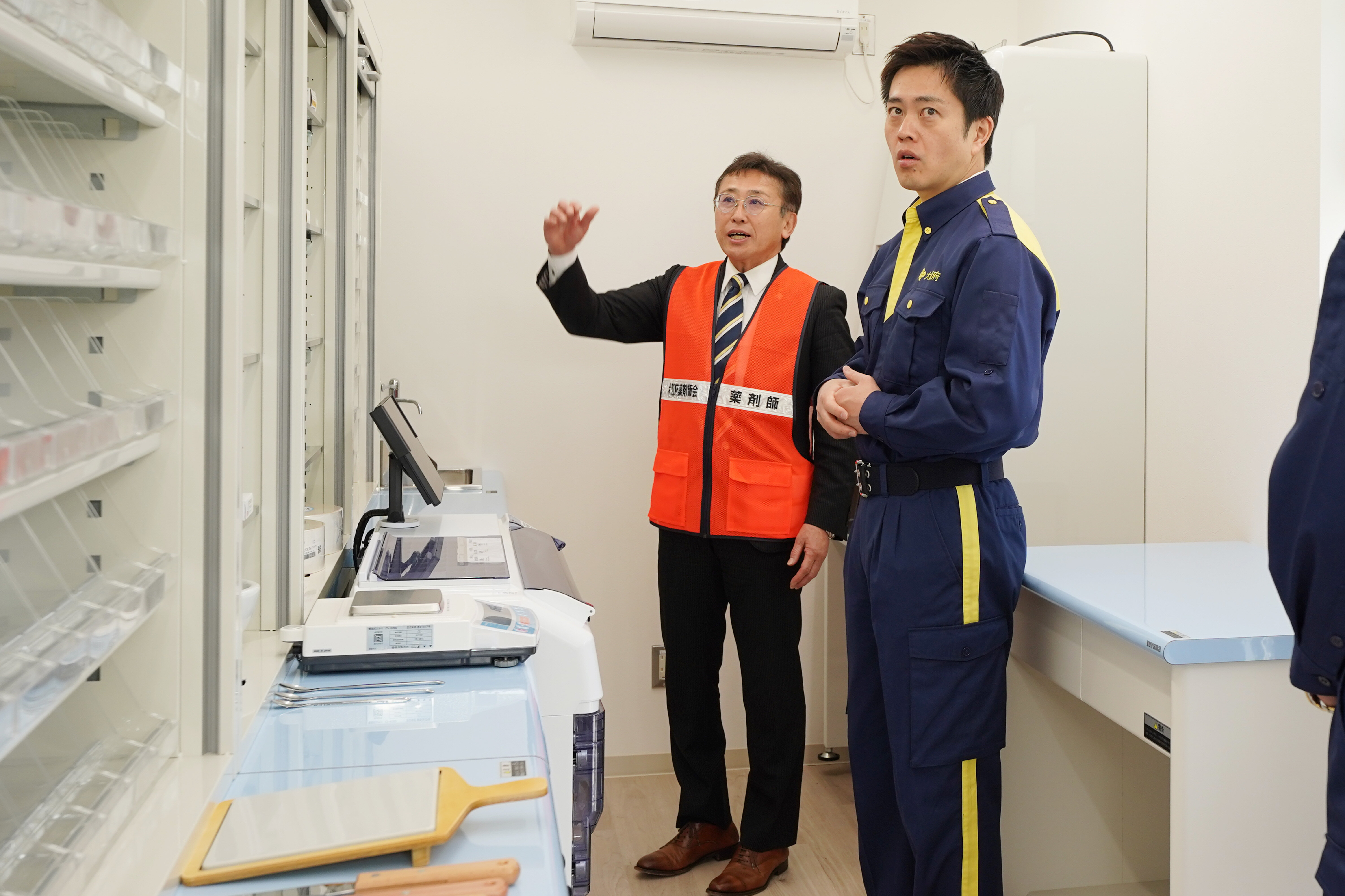 コンテナファーマシーを見学する吉村知事