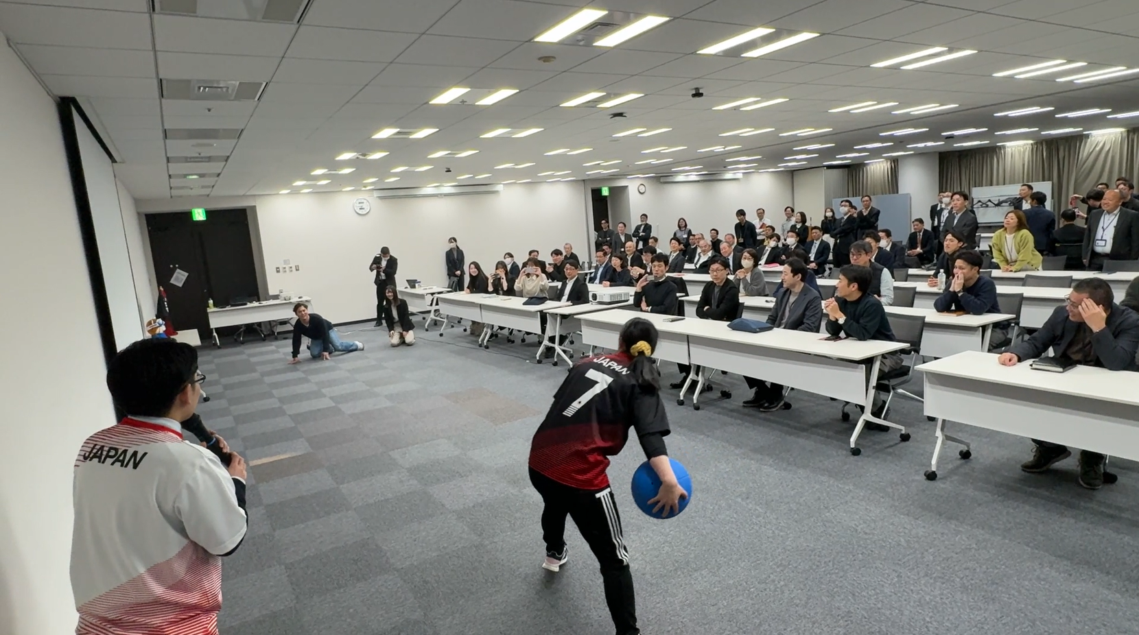 ゴールボール体験をする社員