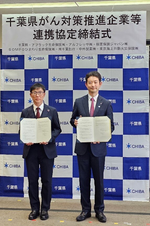 写真左からアルフレッサ㈱千葉支店長 野口俊裕、千葉県知事 熊谷俊人氏