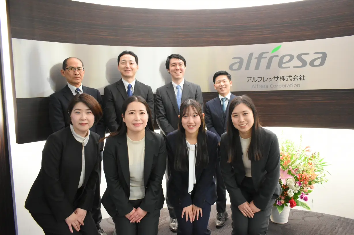 写真:アルフレッサ 人事部 人材採用グループの社員8名