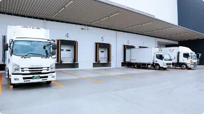 写真:トラックベースの輸送用冷蔵車両