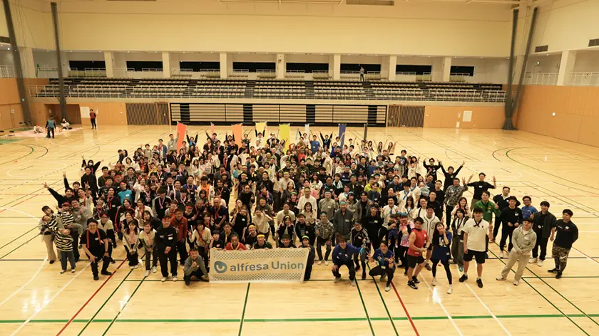 写真:社員とその家族で大運動会を実施した際の集合写真