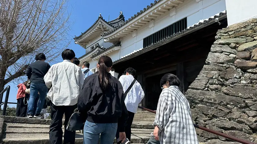 写真:健康経営の取り組み「和歌山城でのウォーキング」イベントの様子