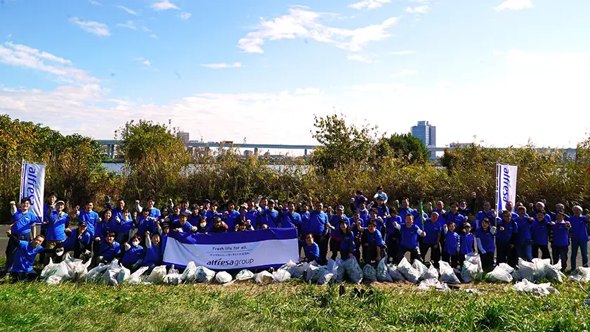 写真:荒川河川敷での清掃活動や外来種の除草を実施した際の集合写真